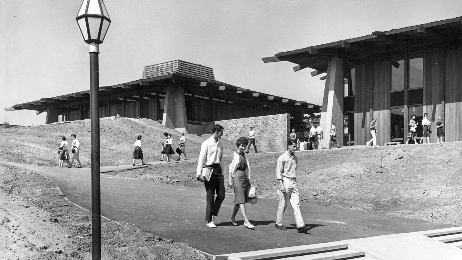 Students on Foothill College campus in 1961