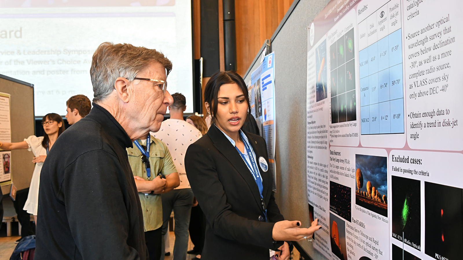 Female student presenting her project at the RSL-Symposium